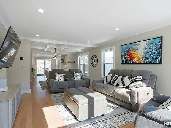 5th image of 676 Ridgewood Rd