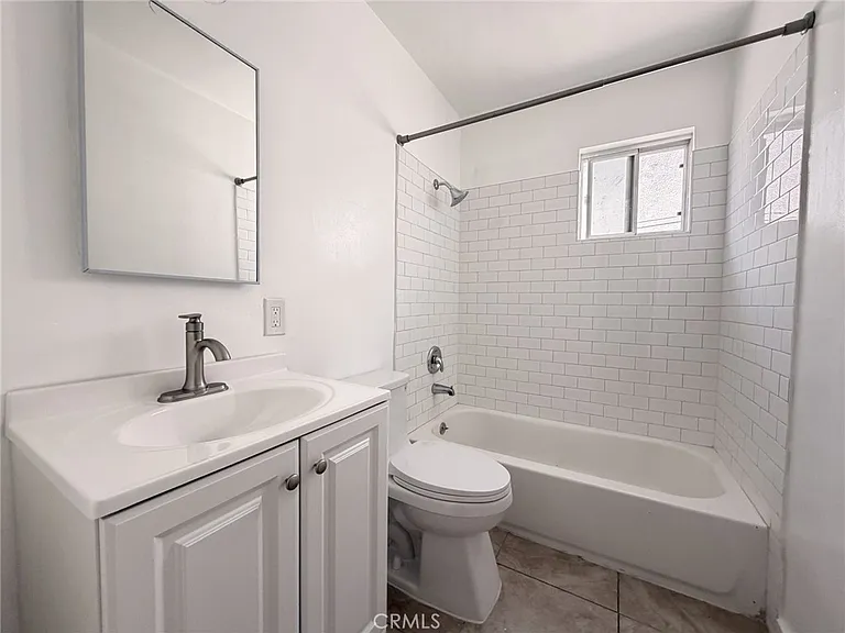2431 W Beverly Blvd — Photo 8