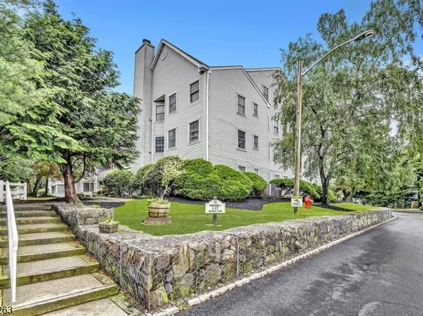 16 Quartz Ln, Paterson City, NJ 07501