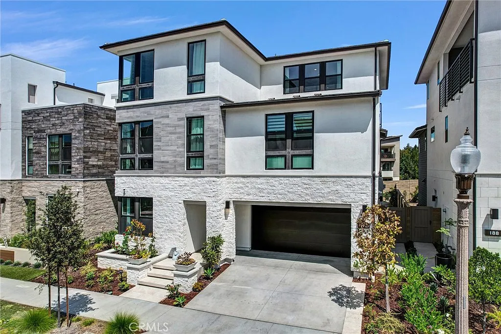 5 bed, 3627 sqft, $12,800 — Photo 3