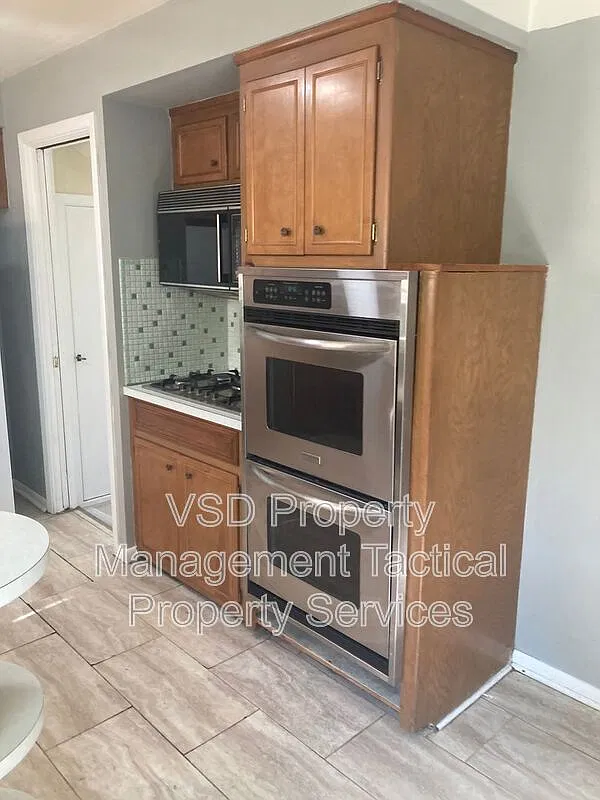 3 bed, 1.0 bath, 1084 sqft, $1,395 — Photo 3