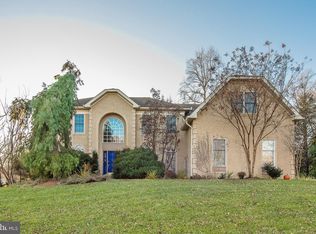 1 Maplewood Dr, Newtown Square, PA 19073