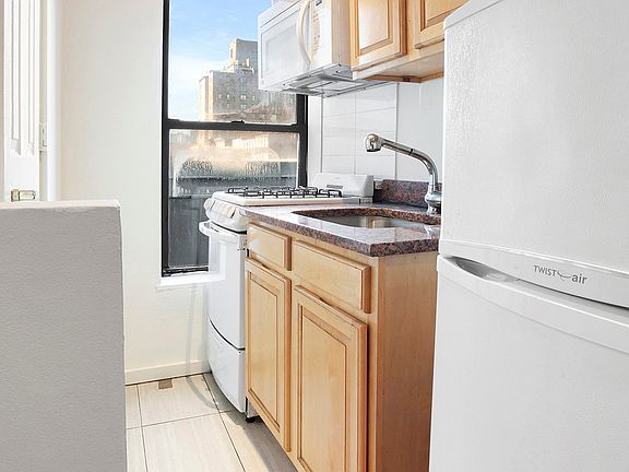 4th image of 242 E 10th St APT 26