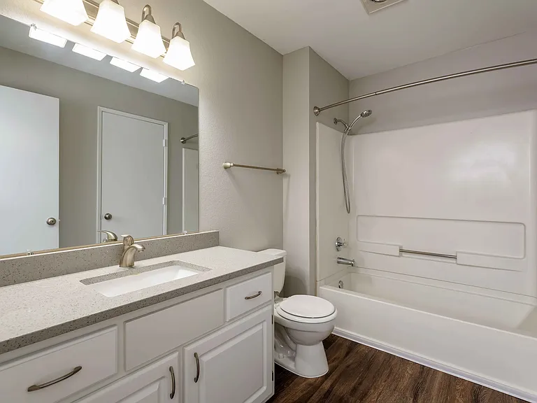 Van Mall North Apartments — Photo 14