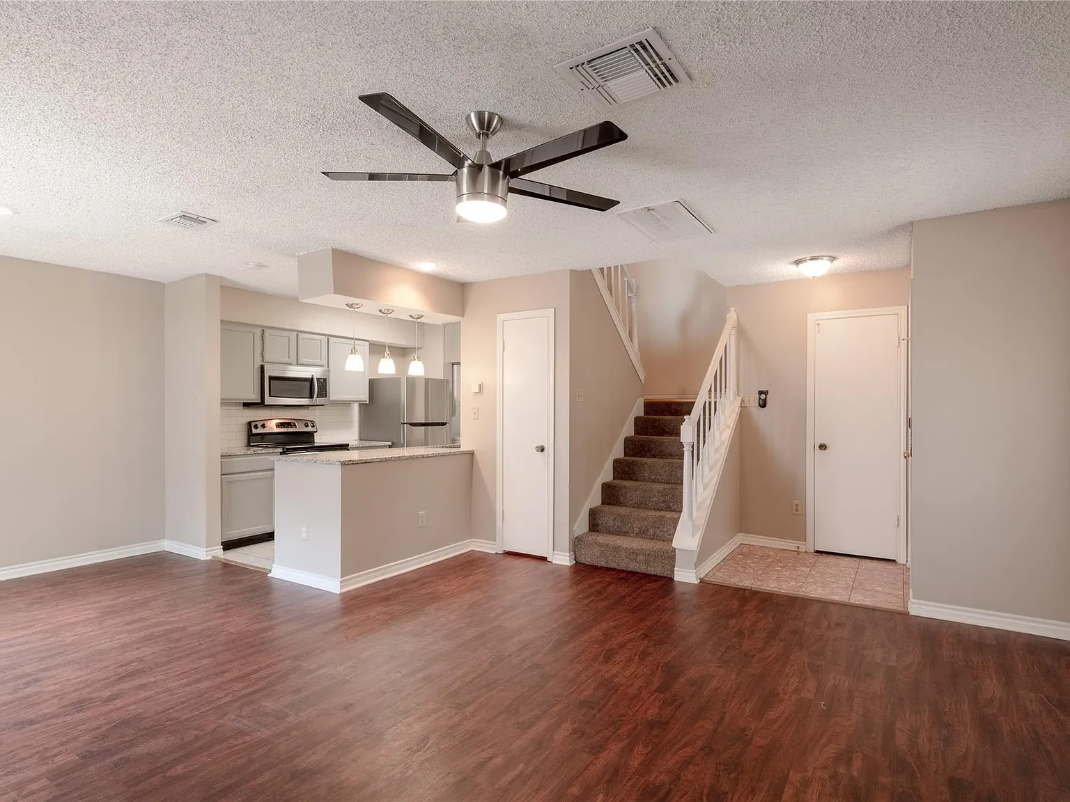 2 bed, 2.5 bath, 1270 sqft, $1,295 — Photo 4