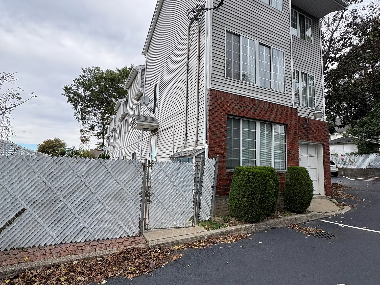 3 bed, 1.5 bath, 1452 sqft, $2,900 — Photo 2