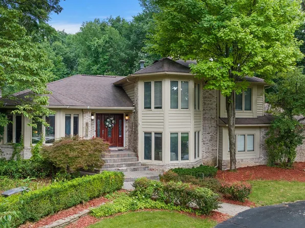 8398 Elkrun Dr, Clarkston, MI 48348