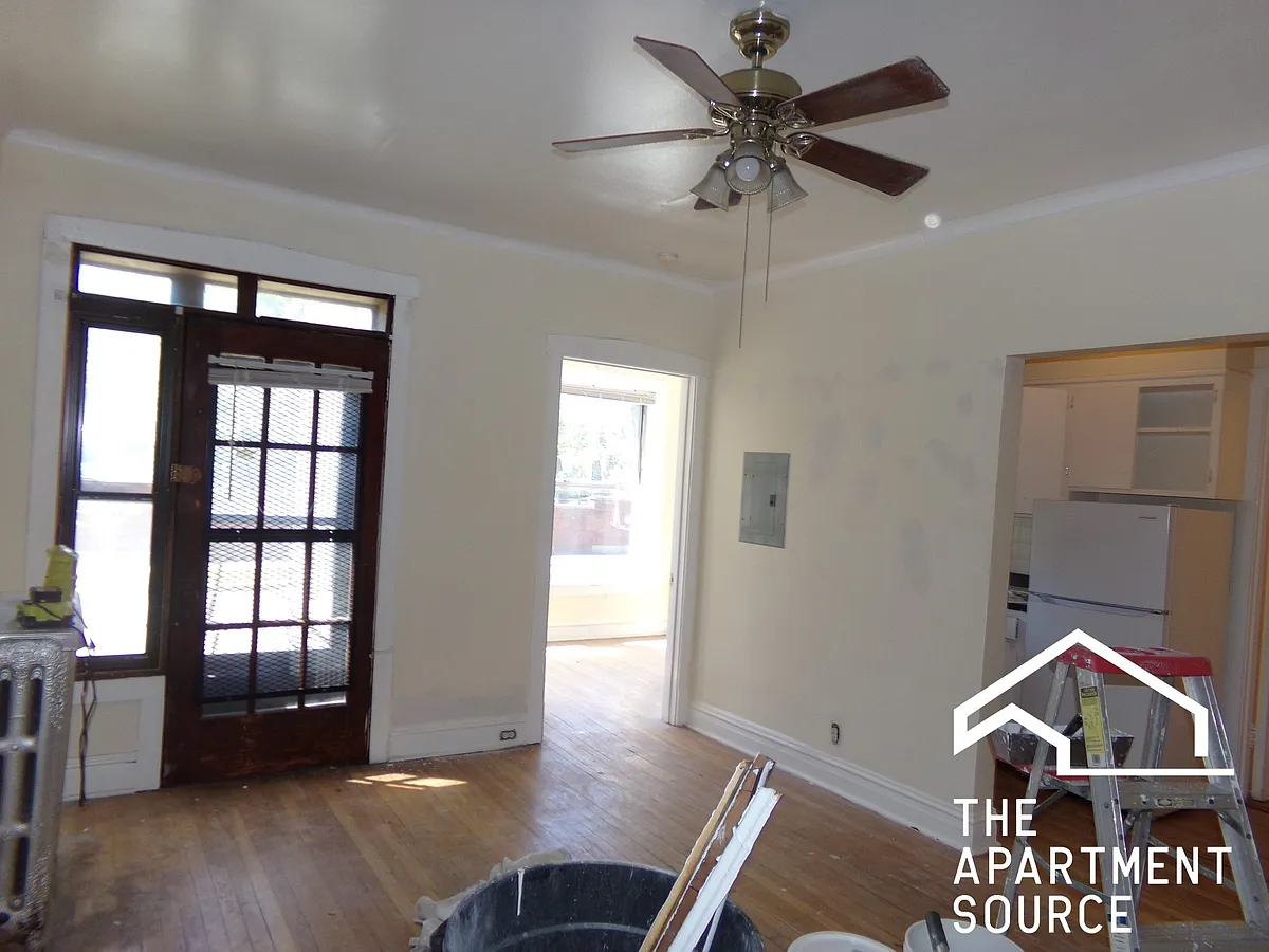 Building Photo - 1256 W Montrose Ave #1F