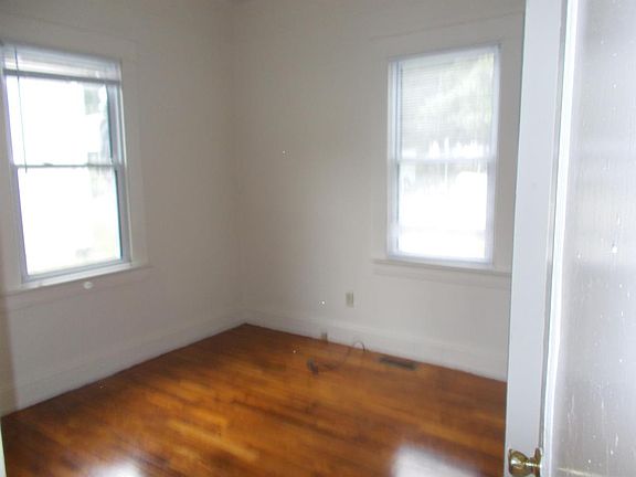 4th image of 356 Cambridge Ave W