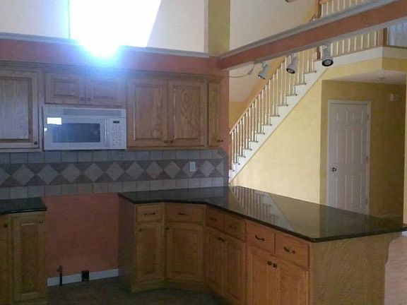 E side of Kitchen (1/2 wall)