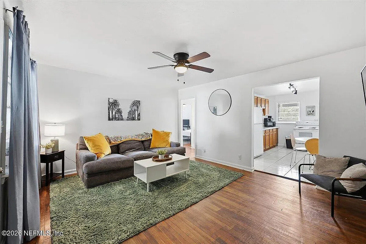 2 bed, 800 sqft, $1,300 — Photo 2