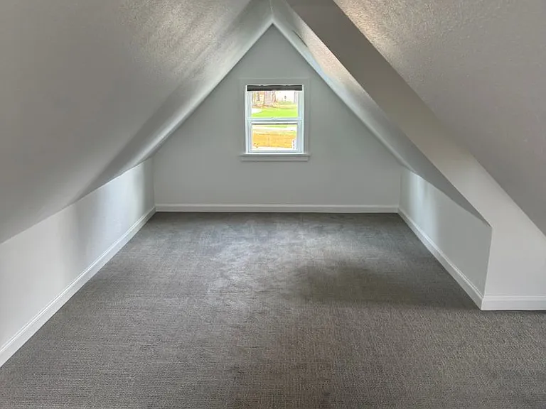 1421 NE Dallas St — Photo 13