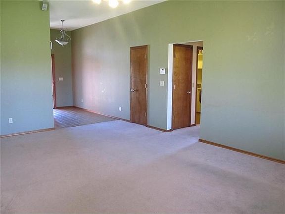 3rd image of 602 Smalley Dr