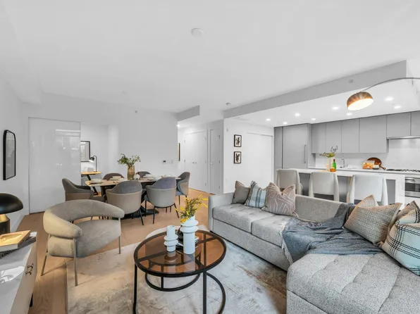 1331 Marine Dr #301, West Vancouver, BC V7T 1B6