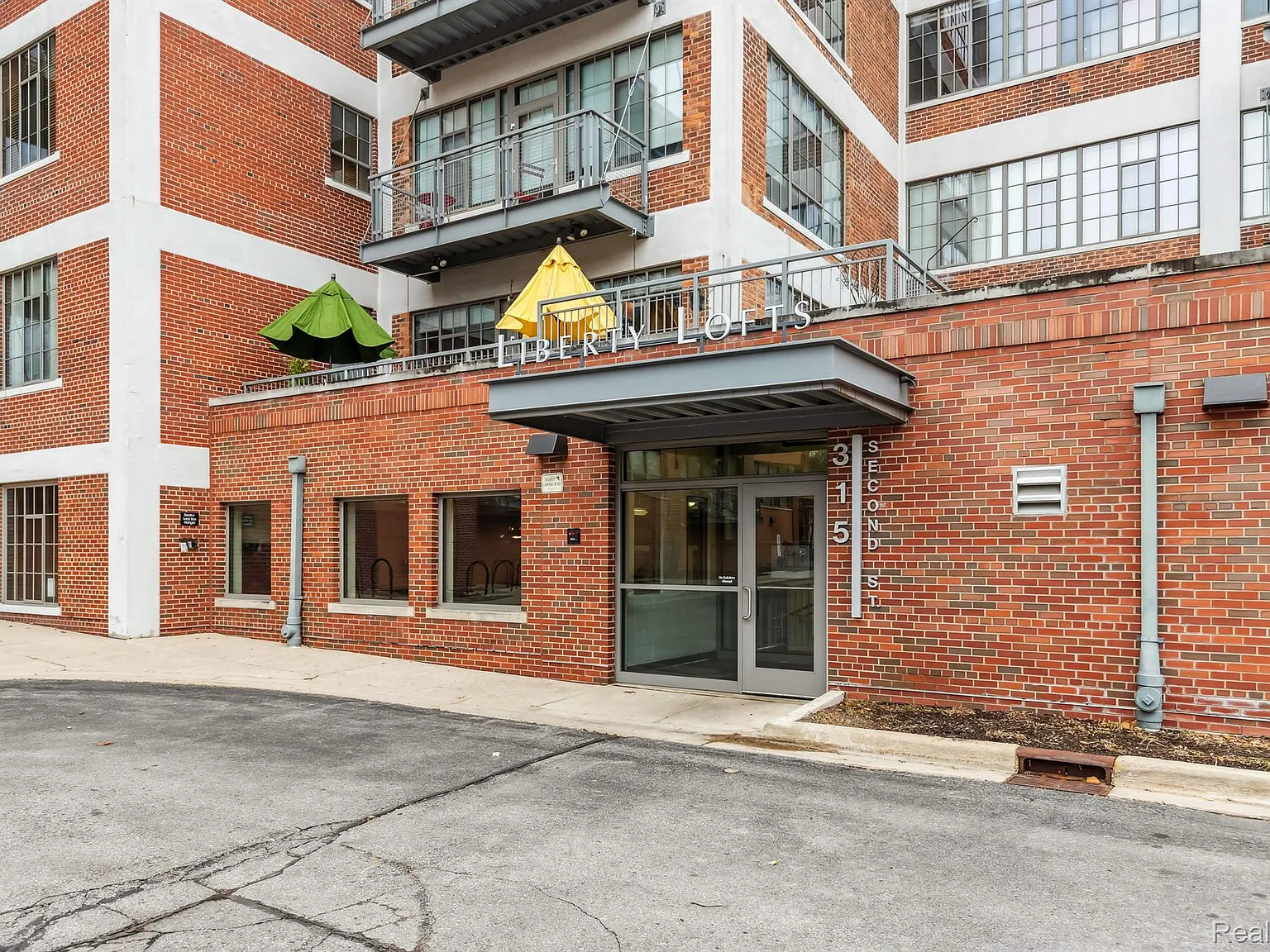 1 bed, 1.5 bath, 906 sqft, $3,200 — Photo 2