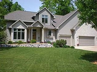 2475 Wood Oaks Cir, Green Bay, WI 54302