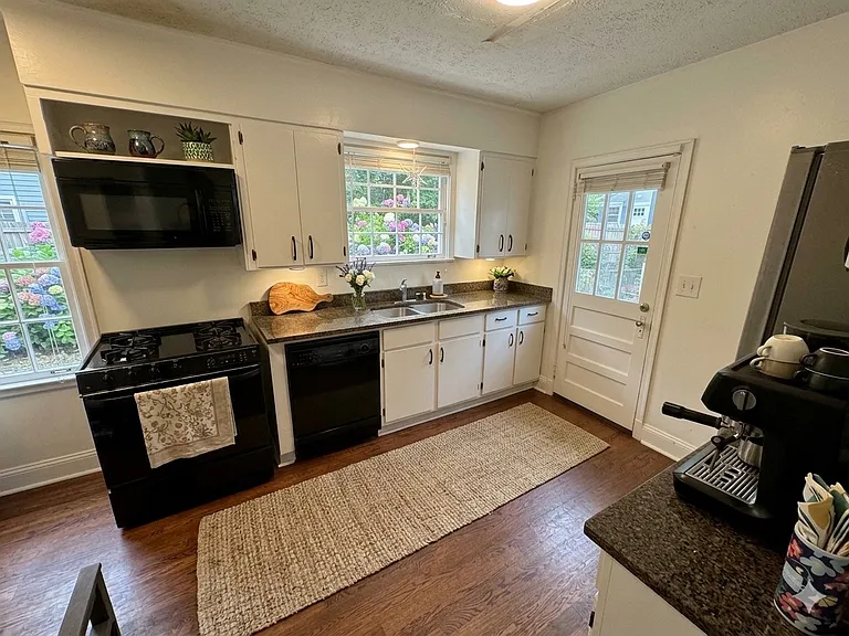 205 Lindbergh Dr NE — Photo 8