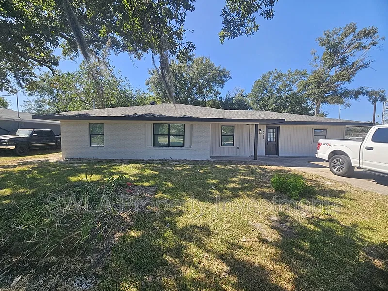 4 bed, 2.0 bath, 1850 sqft, $2,175 — Photo 1