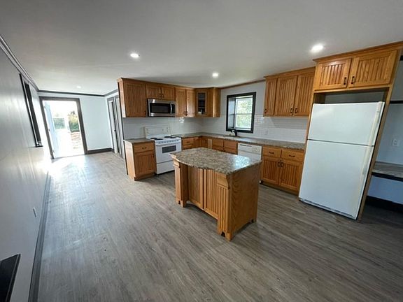 4th image of 3482 North St