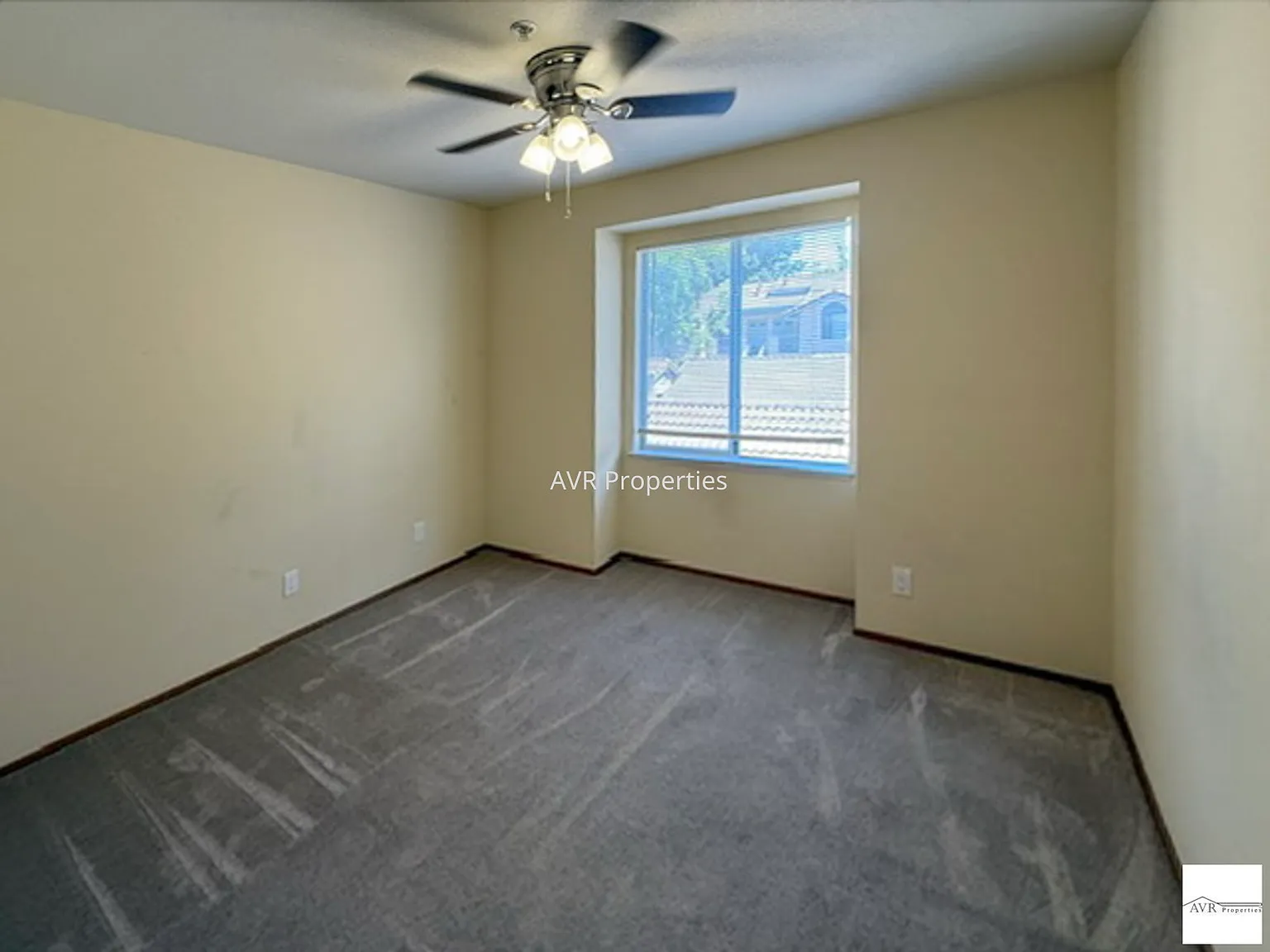 Fantastic second floor condo with large balcony — Photo 4