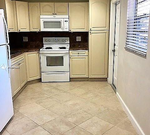 4th image of 300 NE 12th Ave APT 101