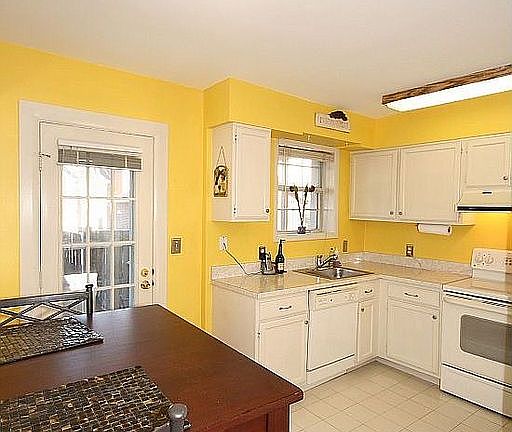 Kitchen & Dining area