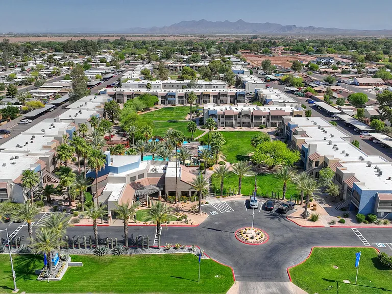 Level 550 is your secret desert refuge, nestled among lush landscaping, just minutes from HWY 202 and Tempe Marketplace.