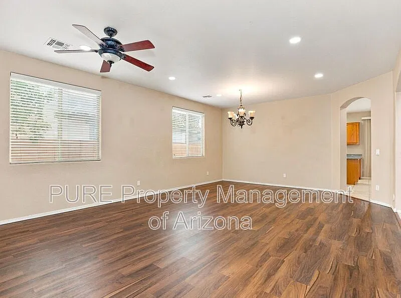 5 bed, 3.0 bath, 3553 sqft, $2,550 — Photo 2