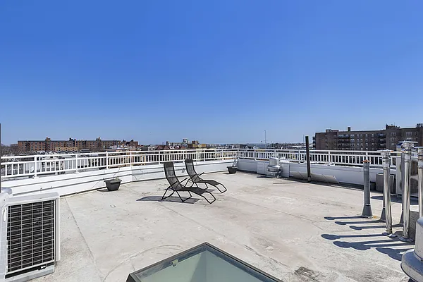 Sold by Thomas Lipovetsky, LREB | media 1