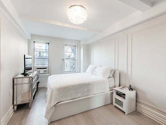 5th image of 325 W 45th St APT 616