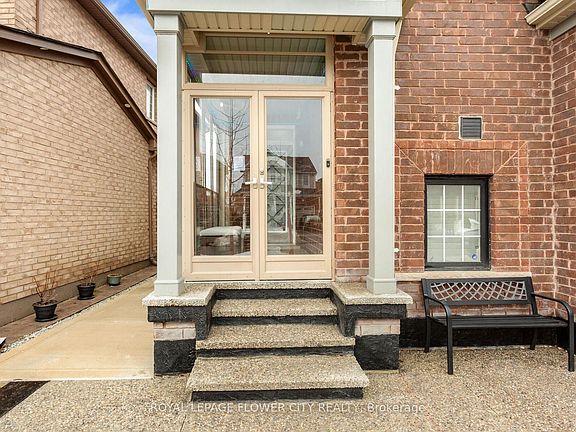 5th image of 21 Arkwright Dr