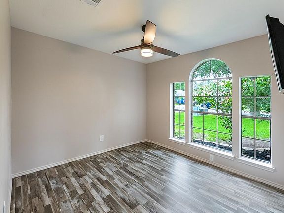 4th image of 604 Eaglecreek Dr
