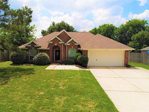 Beautiful 4/2/2 located on a quiet cul-de-sac in Hillcrest Village