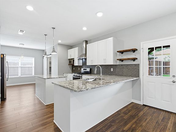 3rd image of 1216 Rosewood Ln