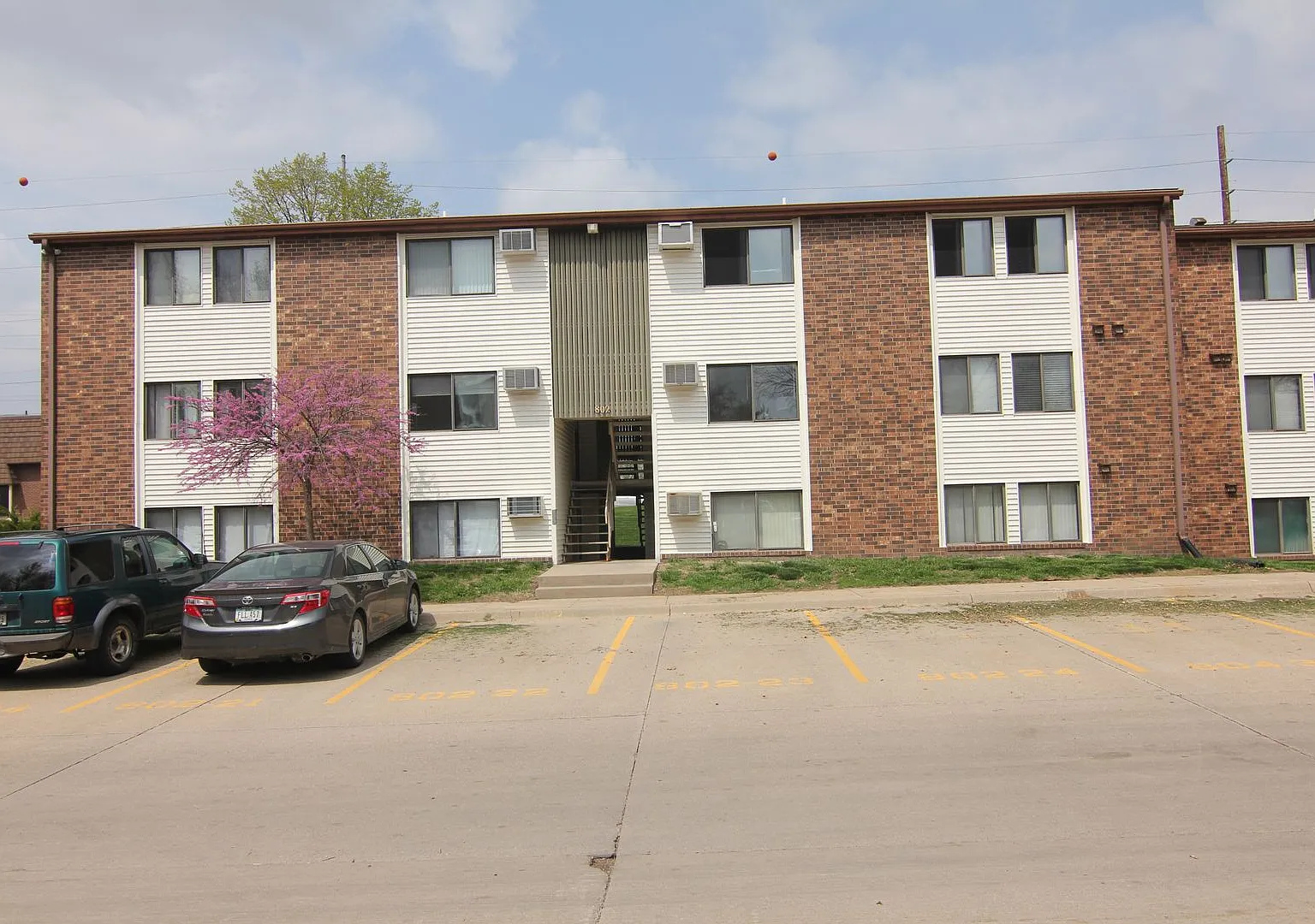Spacious 2 bedroom 1 bath on Benton Dr. in Iowa City! — Photo 1
