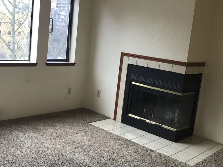 Hilltop Court Apartments — Photo 10