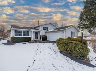 5 Penshire Cir, Penfield, NY 14526