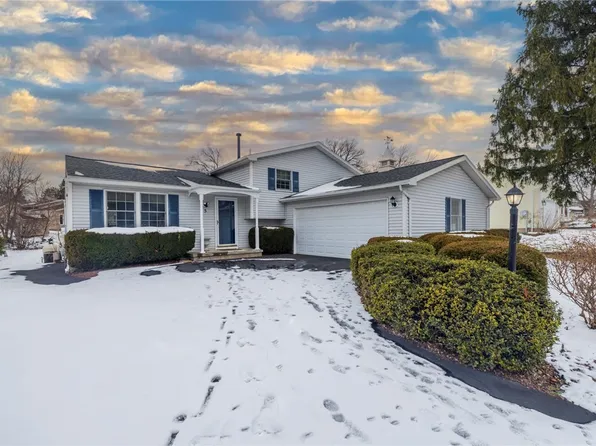 5 Penshire Cir, Penfield, NY 14526