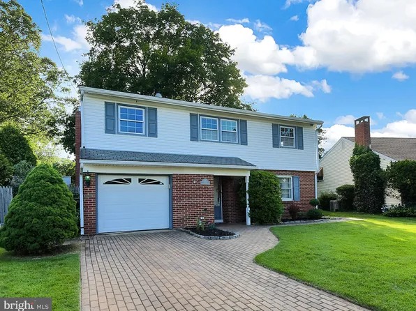 15 Constance Dr, Hamilton, NJ 08620