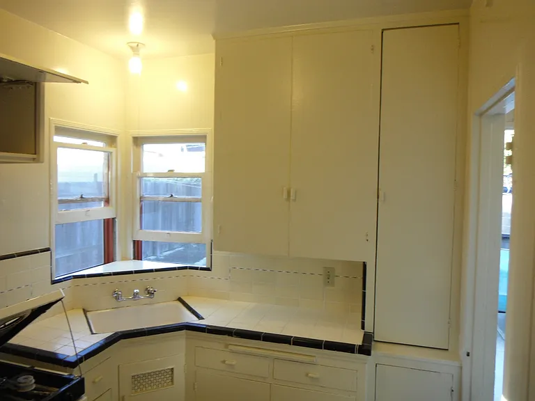 Kitchen counter & cabinets