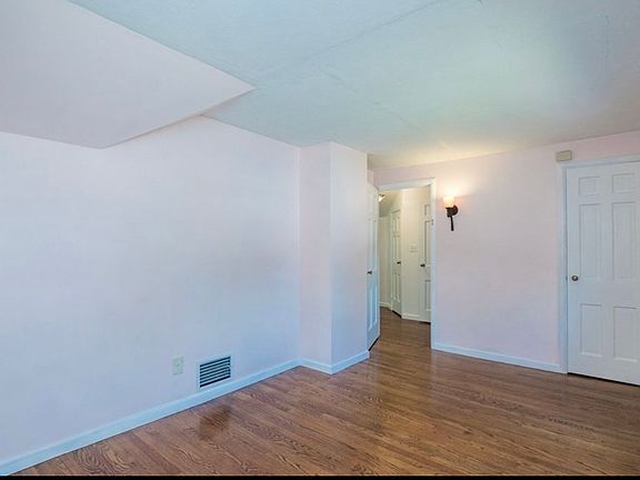 3rd image of 115 Abbott St