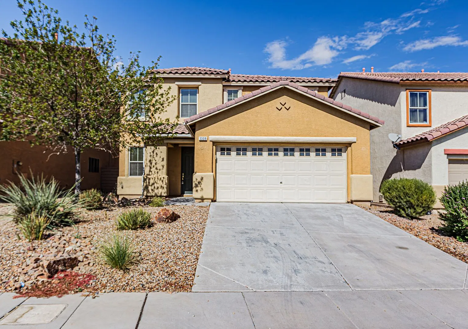 4 Bedroom with 3 Bathrooms — Photo 1