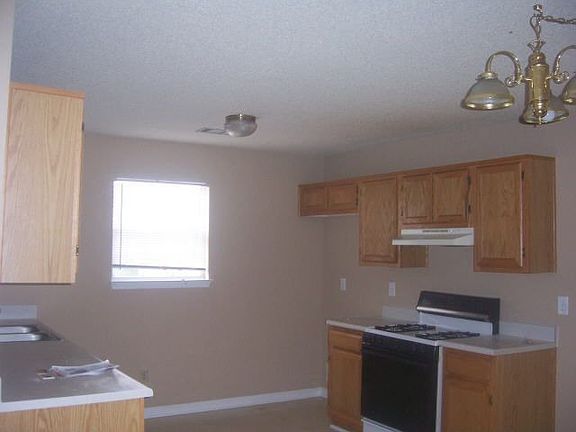 4th image of 246 Village Dr