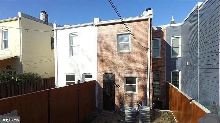 1209 E St NE — Photo 37