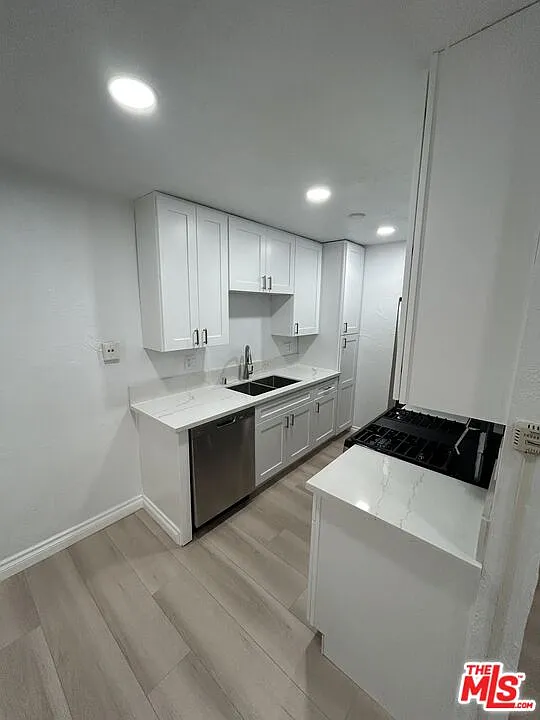 1 bed, 1.0 bath, 650 sqft, $2,200 — Photo 2