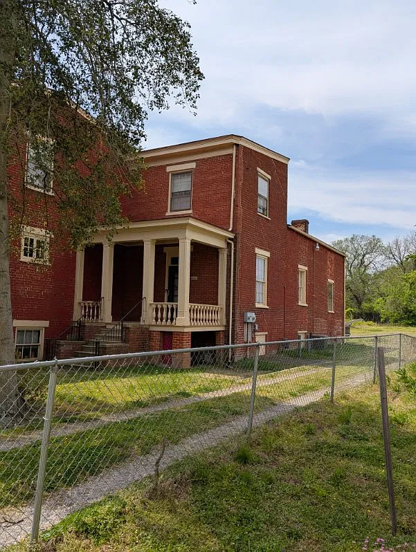 424 S Sycamore St — Photo 1