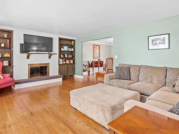 4th image of 2365 Berkshire Dr