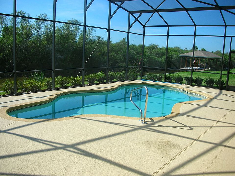 Huge screened in Lanai