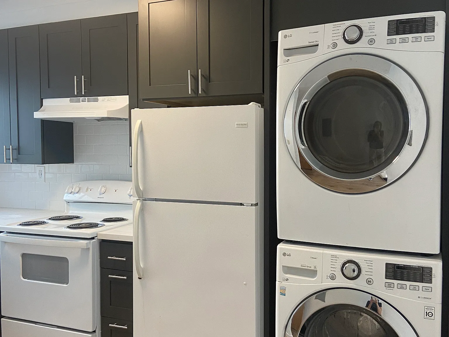 2 bed, 900 sqft, $5,995 — Photo 4