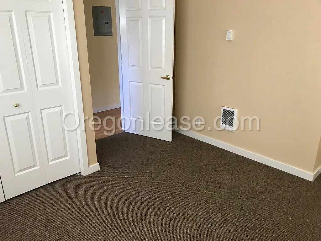Blocks from UO! 2 bedroom 1 bath with in unit laundry and off street parking. Available 8/24/2024 — Photo 4